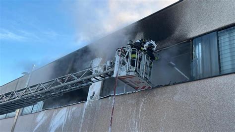 A fuoco una fabbrica